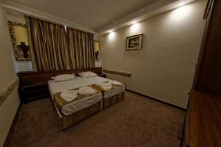 Отель Hotel Aristokrat Обзор Двухместный номер с 1 кроватью или 2 отдельными кроватями-1