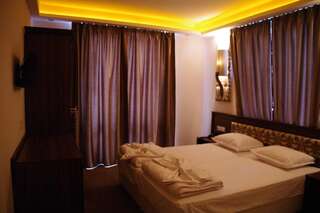 Отель Hotel Aristokrat Обзор Двухместный номер Делюкс с 1 кроватью и ванной-3