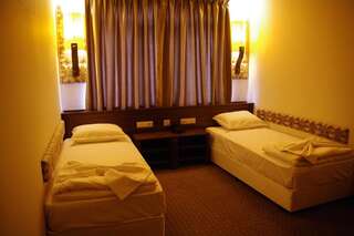 Отель Hotel Aristokrat Обзор Двухместный номер с 1 кроватью или 2 отдельными кроватями-5